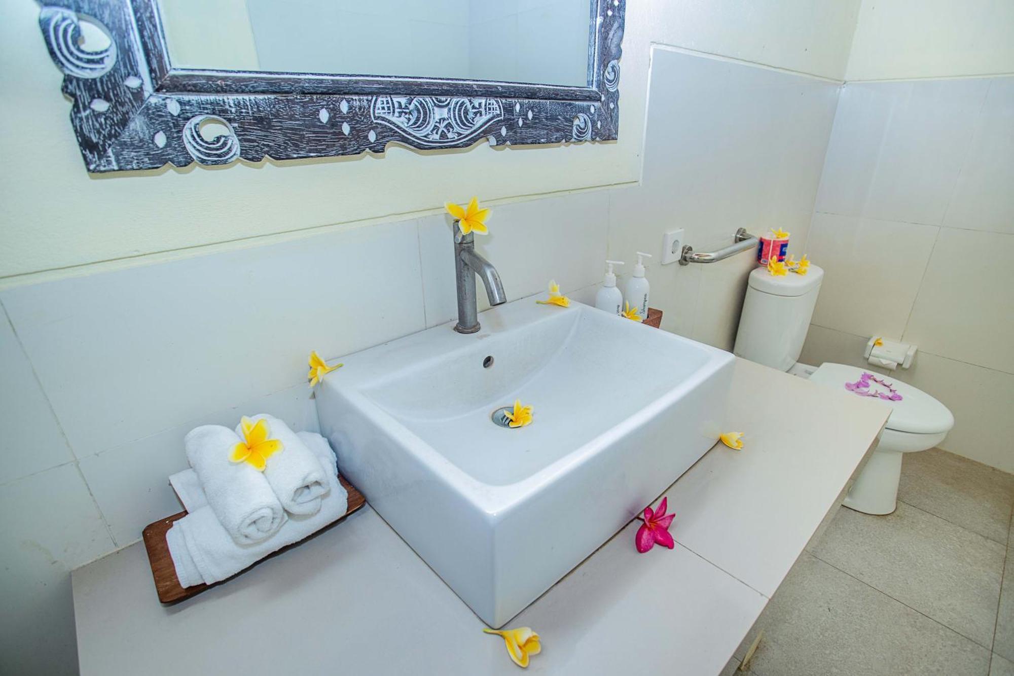 D'Muncuk Huts Lembongan Hotell Exteriör bild